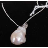 A cultured pearl pendant on silver finelink neck chain