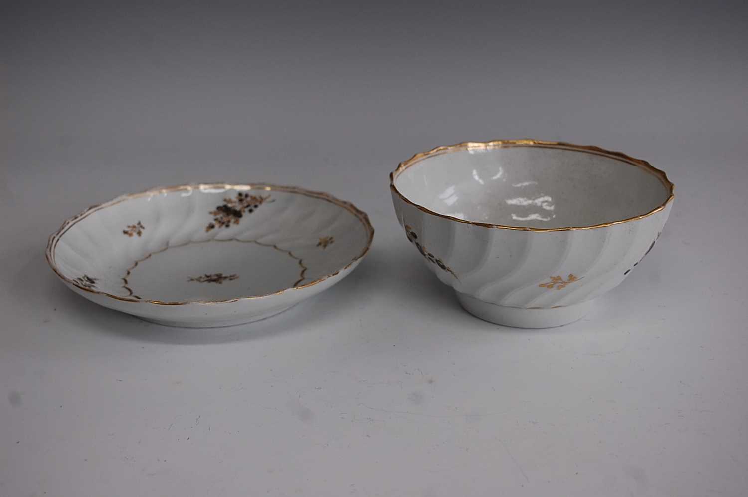 A late 18th century Chamberlain Worcester teapot together with accompanying near matching slop - Image 3 of 4