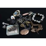 Assorted costume jewellery to include gilt metal bracelet, paste set brooch, souvenir brooch, etc