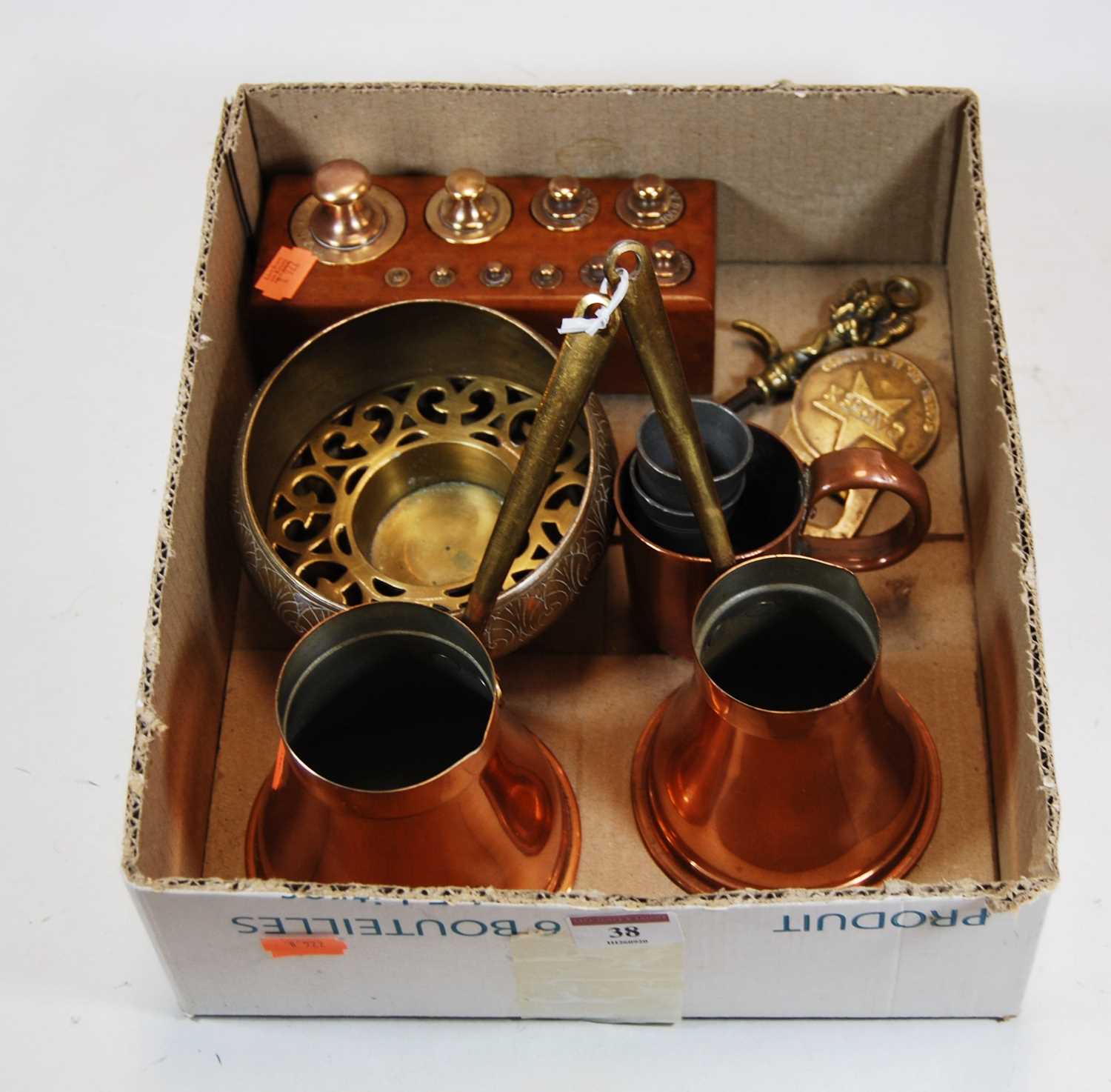 A small collection of brass and copper wares, to include scales and measures