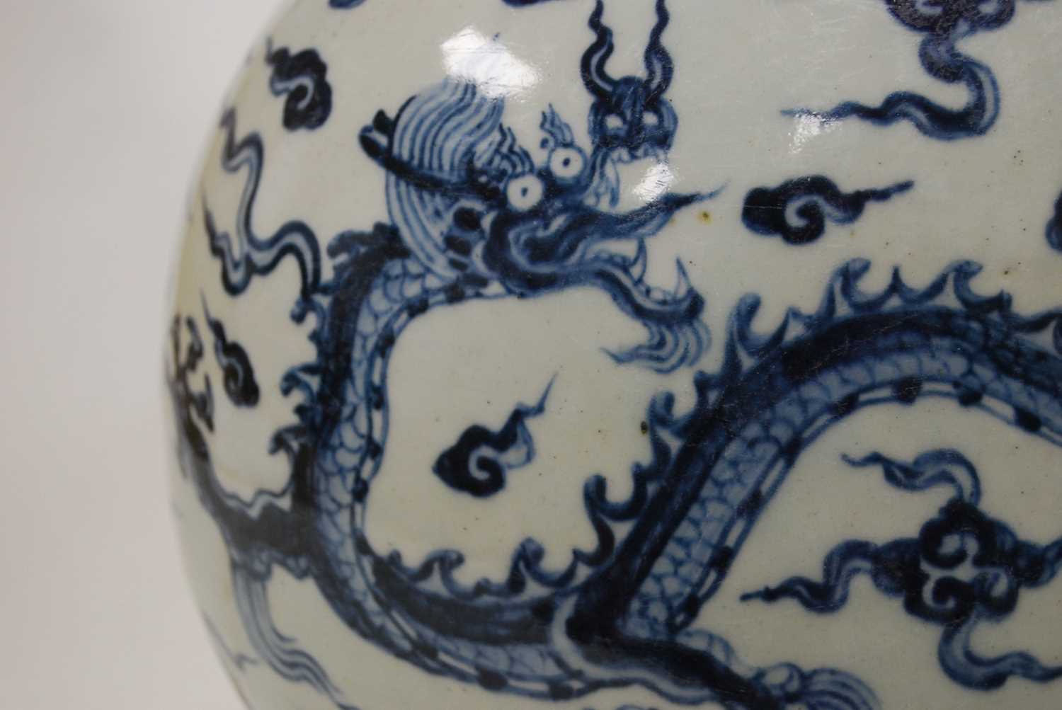 A Chinese export blue & white vase, with twin handles to the neck, decorated with a five clawed - Image 8 of 9