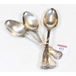 A set of three Edwardian silver dessert spoons in the Kings pattern, 6.4oz