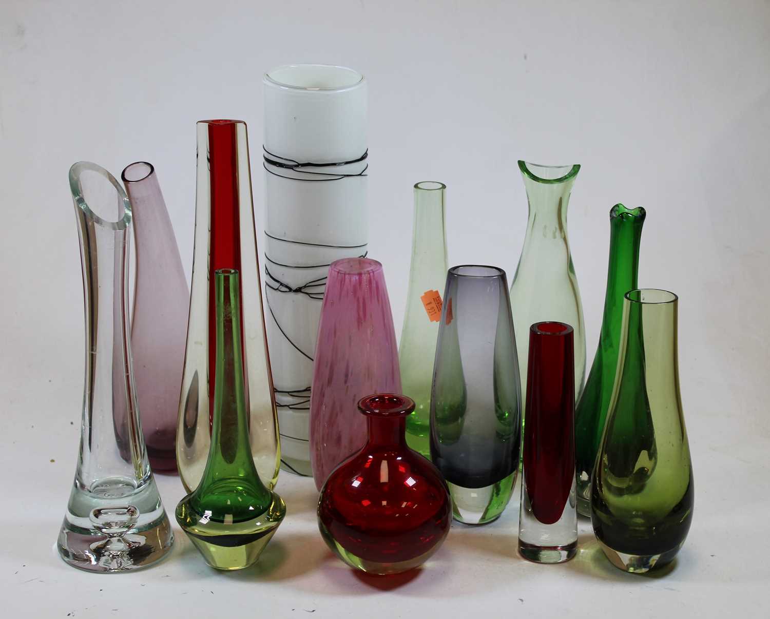 Two boxes of miscellaneous glassware, to include studio glass vases in various colourways - Bild 2 aus 2