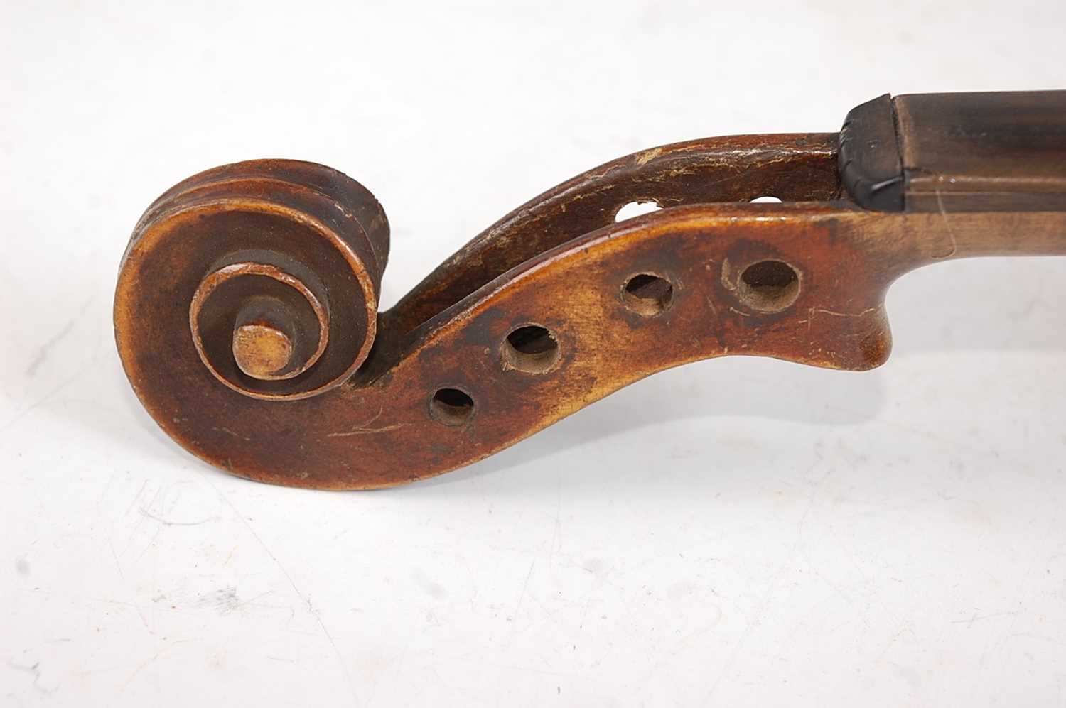 An Italian violin, having a two piece maple back with ebony fingerboard and mother of pearl inlaid - Image 6 of 12