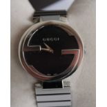 A ladies Gucci quartz fashion watch in original presentation box