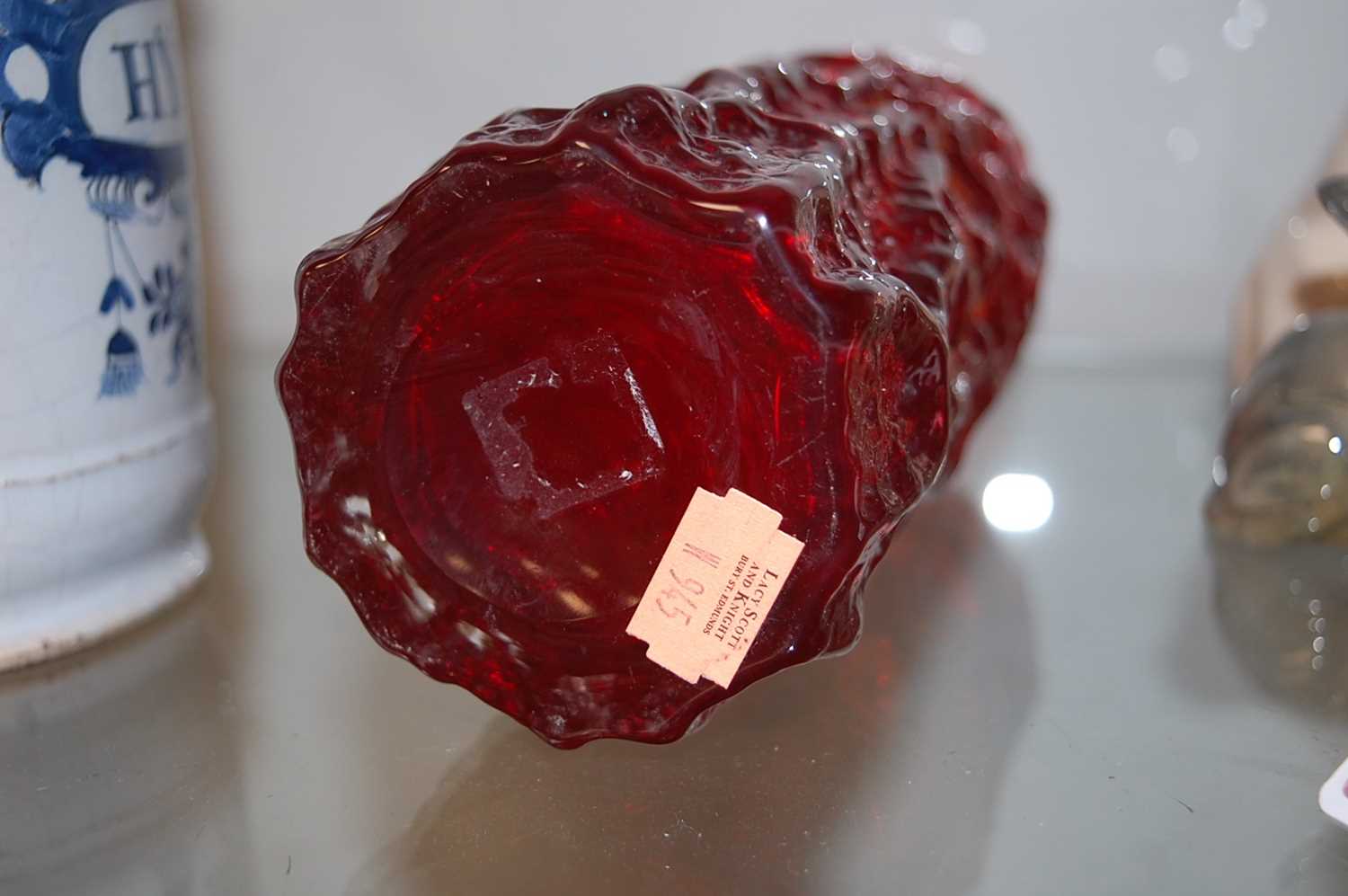 A Whitefriars ruby glass vase in the bark pattern by Geoffrey Baxter, height 19cmCondition report: - Bild 2 aus 3