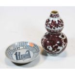 A Chinese export double gourd vase, and a Chinese export blue & white dish