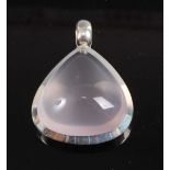 A white metal pear shaped rose quartz pendant, the rose quartz cabochon measuring approx 35 x 35 x