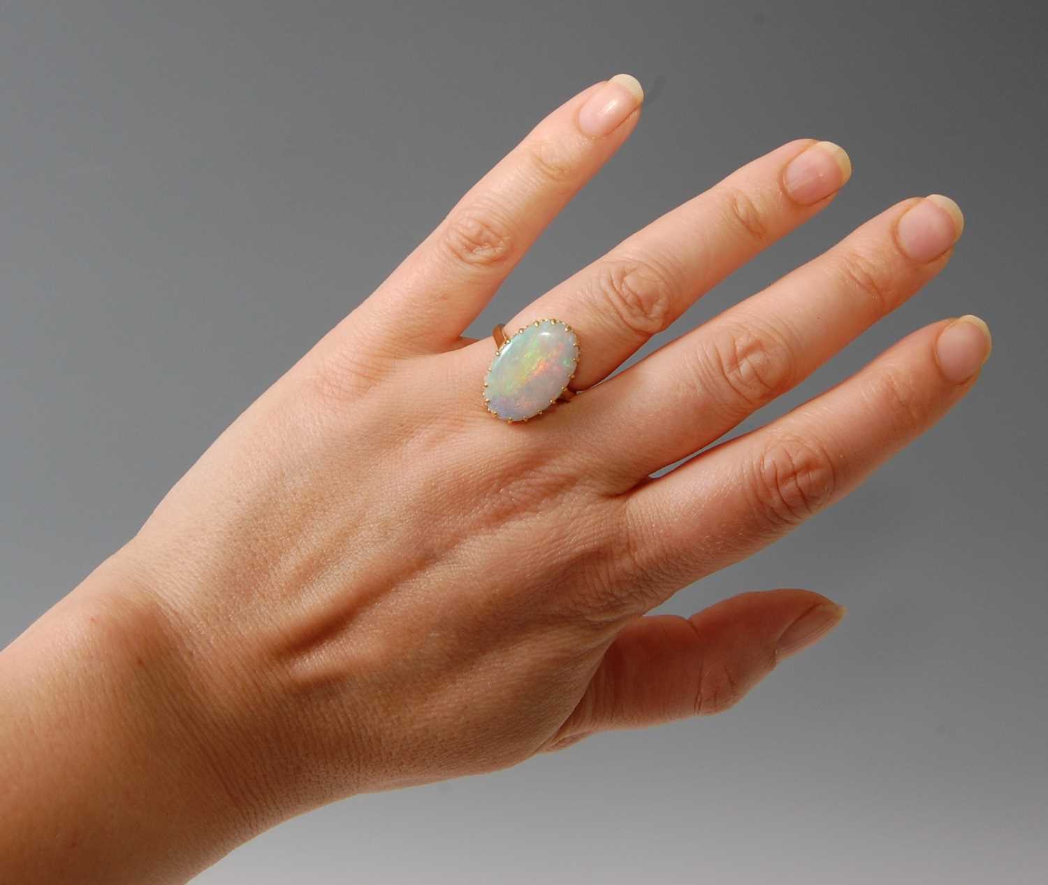 An 18ct yellow gold oval opal dress ring, the cabochon cut opal measuring approx 20.2 x 13.0 x 3. - Image 6 of 6