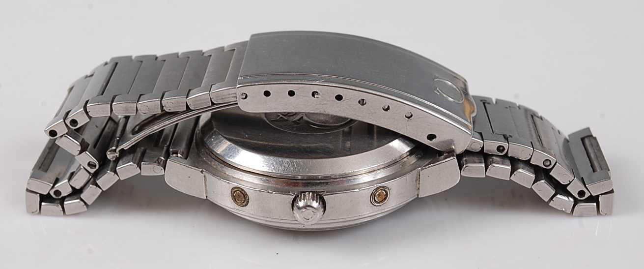 A gent's 1970s Omega stainless steel quartz wristwatch, having a signed dial, baton markers, day/ - Image 4 of 9
