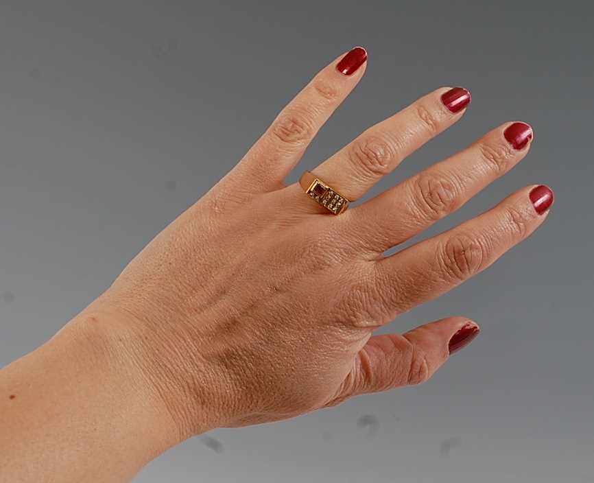 A yellow metal rectangular signet ring, the head set with one rectangular cut ruby and 11 round - Image 5 of 5