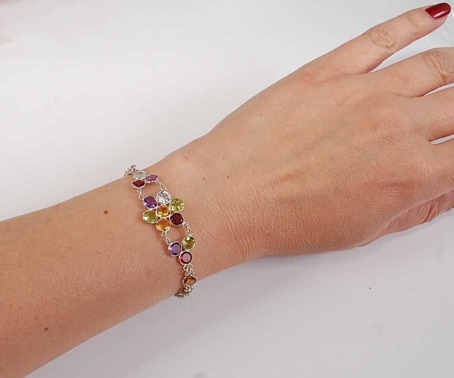 A white metal flower design multi-stone bracelet, having 6 round garnets, 5 round peridots, 5 - Image 3 of 3