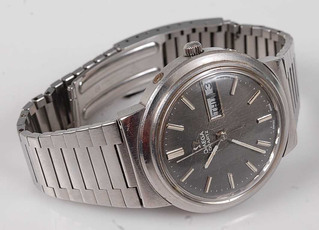 A gent's 1970s Omega stainless steel quartz wristwatch, having a signed dial, baton markers, day/ - Image 3 of 9