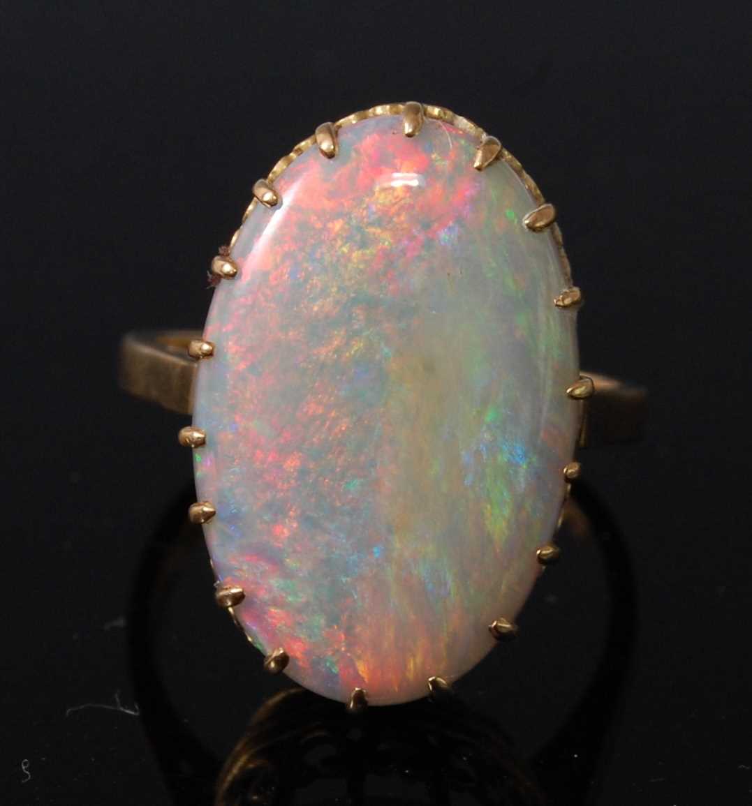 An 18ct yellow gold oval opal dress ring, the cabochon cut opal measuring approx 20.2 x 13.0 x 3. - Image 2 of 6