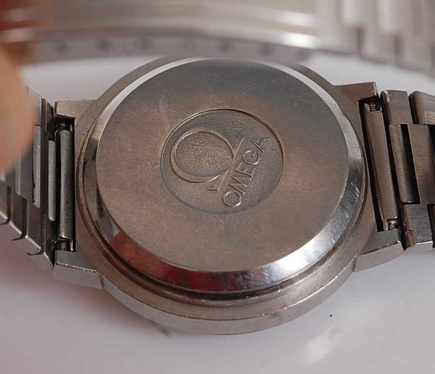 A gent's 1970s Omega stainless steel quartz wristwatch, having a signed dial, baton markers, day/ - Image 6 of 9