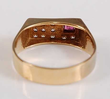 A yellow metal rectangular signet ring, the head set with one rectangular cut ruby and 11 round - Image 3 of 5