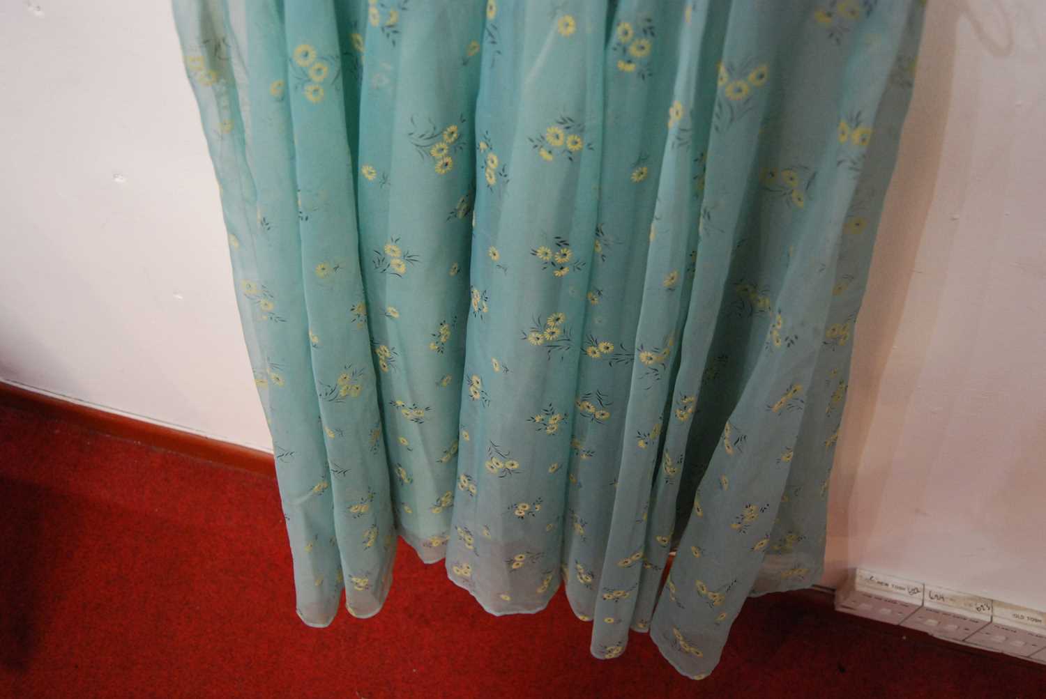 A vintage ladies printed silk three-quarter length dressCondition report: 40cm across the waist. - Bild 8 aus 8