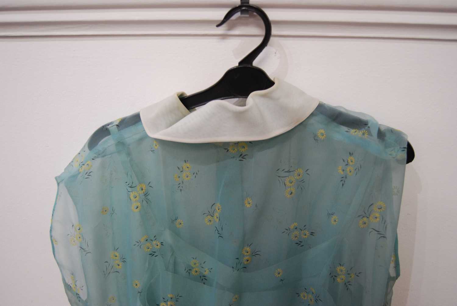 A vintage ladies printed silk three-quarter length dressCondition report: 40cm across the waist. - Bild 6 aus 8