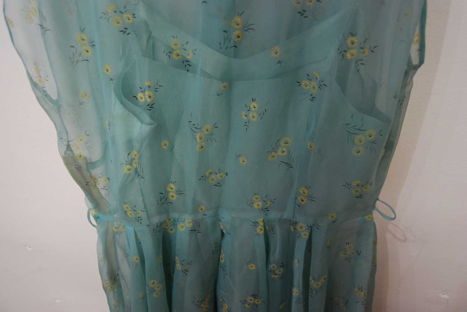 A vintage ladies printed silk three-quarter length dressCondition report: 40cm across the waist. - Bild 7 aus 8