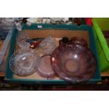 A box of assorted glassware, to include Venetian glass vase, smoked glassware etc