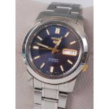 A gent's Seiko 5 steel cased automatic wristwatch, having signed dial, day/date aperture, luminous