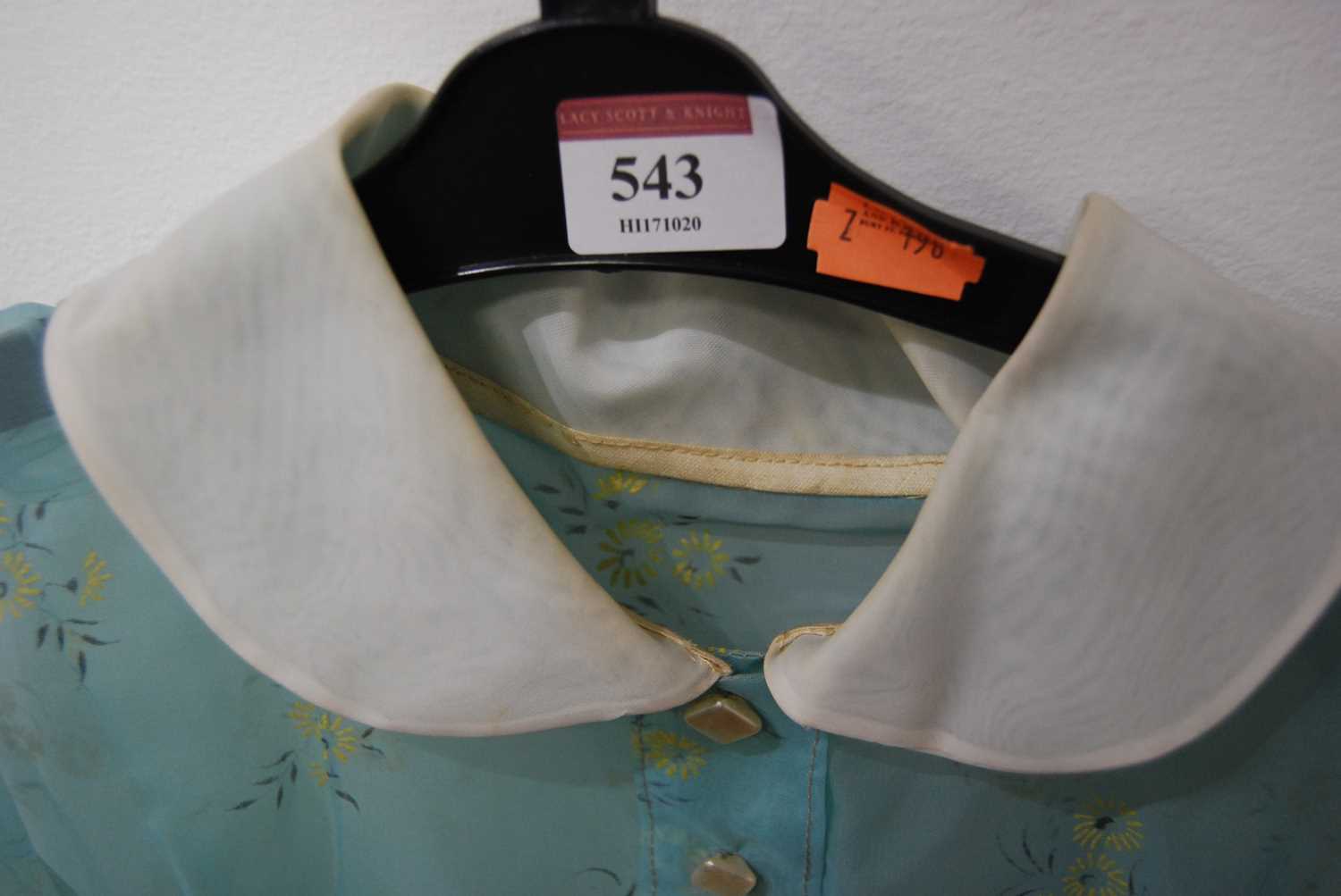 A vintage ladies printed silk three-quarter length dressCondition report: 40cm across the waist. - Bild 3 aus 8