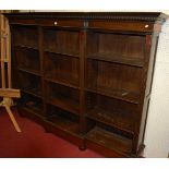 A large circa 1900 oak freestanding open breakfront bookshelf, having reeded detail, adjustable