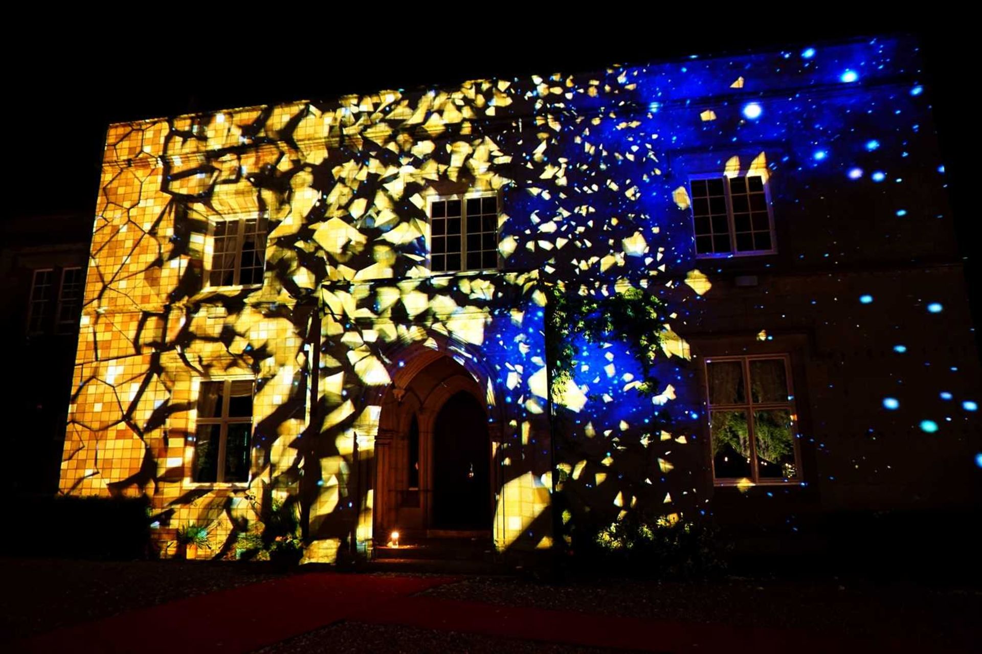 Pop up projection to add wow to your event. Projection mapping has many advantages, but what makes