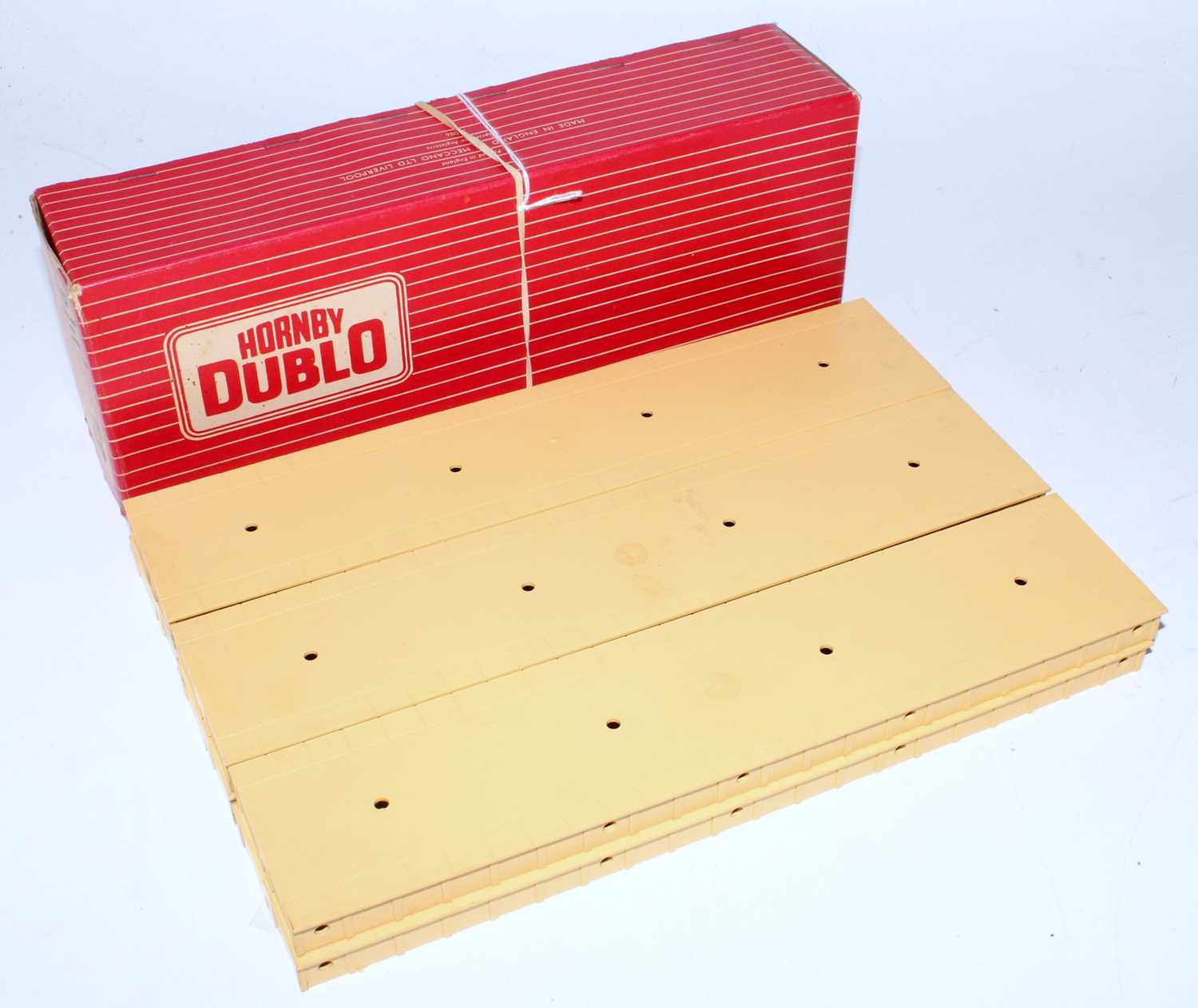 Six Hornby Dublo plastic platform extensions with fittings in a Ref. 5086 red stripe box (M-BM)