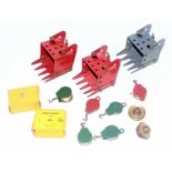 Meccano 3 digger buckets (2x red, 1x grey), 7 pulley blocks, various sheeve and 3 conical pulleys