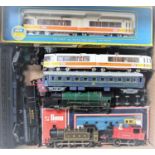 Further collection of mixed makes locomotives and rolling stock 00 and a few H0 items (PFG)