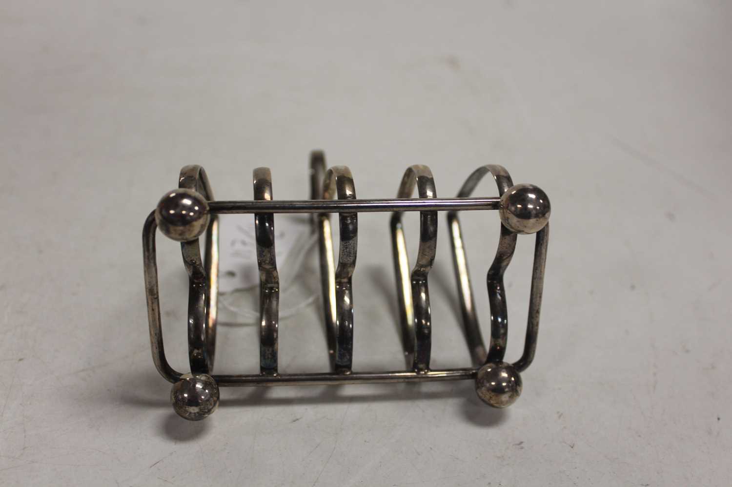 A 20th century silver toast rack, with heart shaped dividers, London 1931, h.10cm, 2.7ozCondition - Image 3 of 4