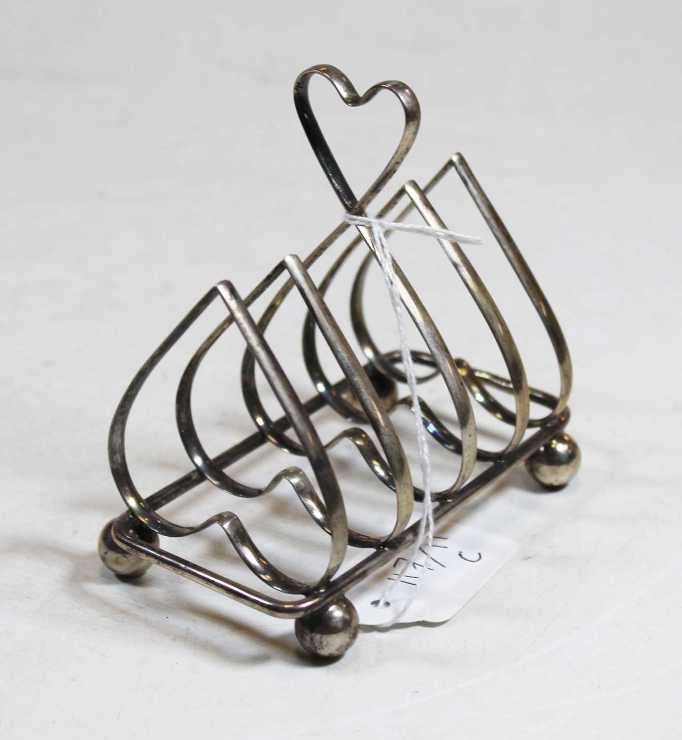 A 20th century silver toast rack, with heart shaped dividers, London 1931, h.10cm, 2.7ozCondition