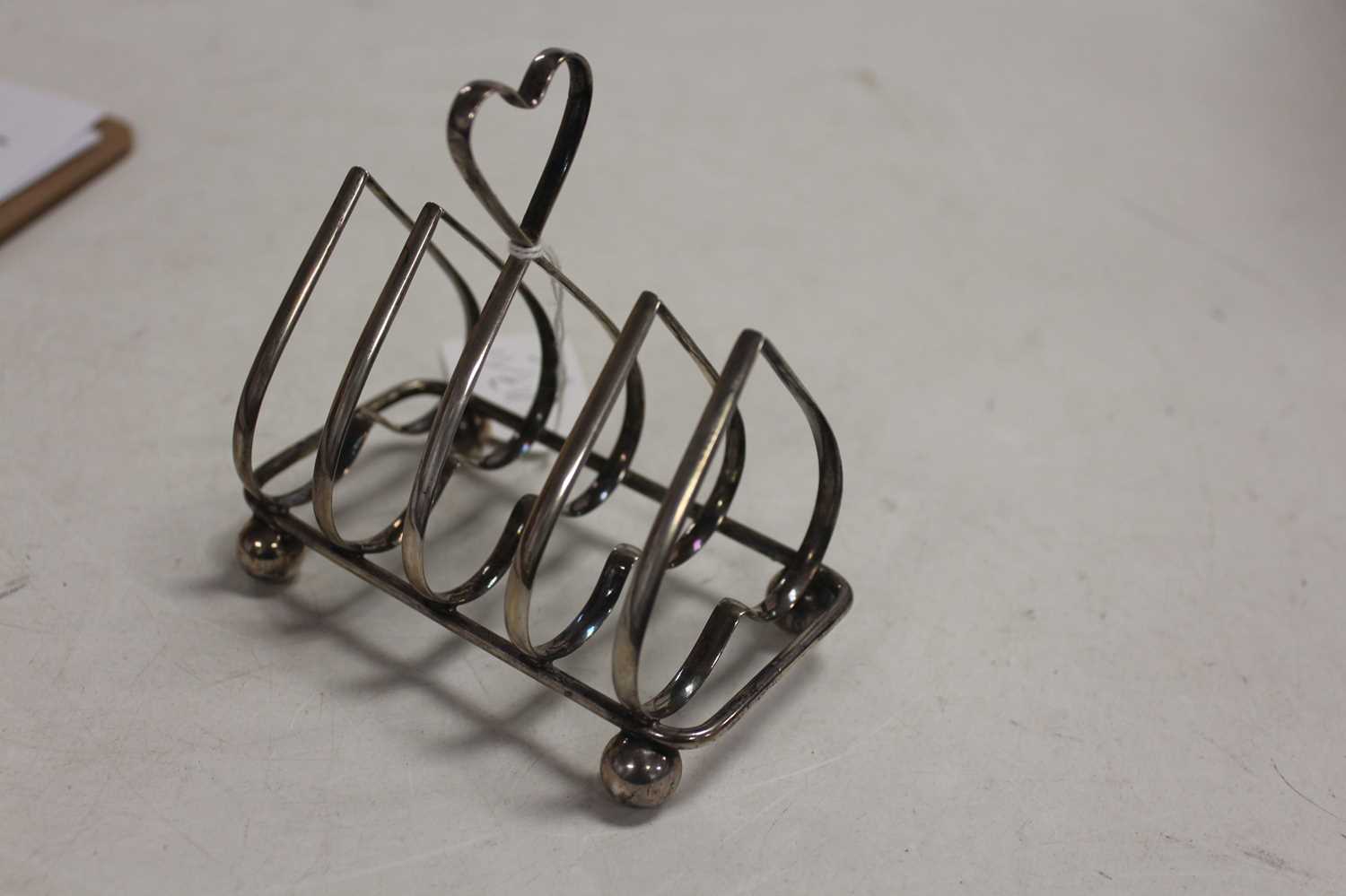 A 20th century silver toast rack, with heart shaped dividers, London 1931, h.10cm, 2.7ozCondition - Image 2 of 4