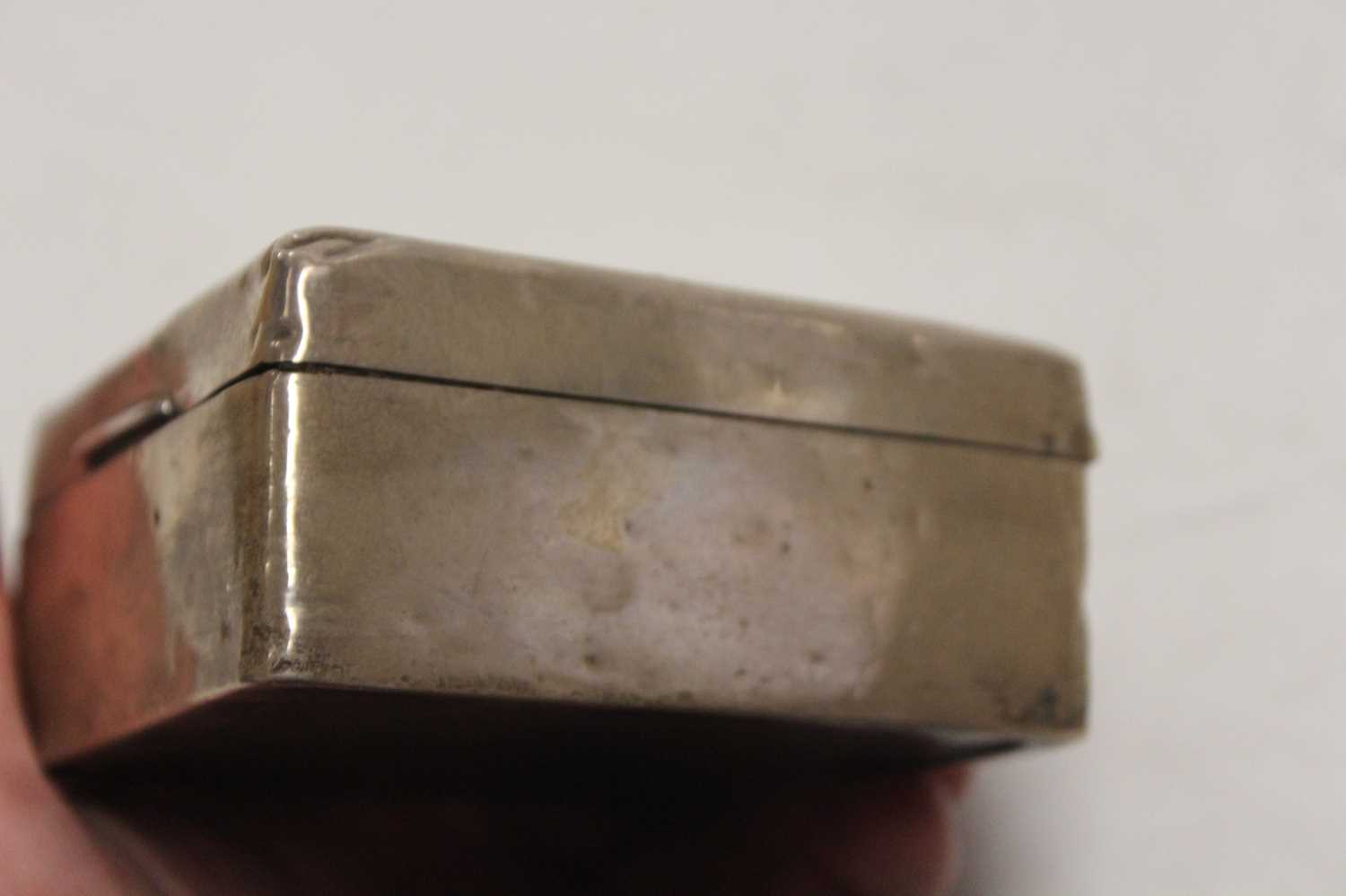 A George V silver table cigarette box having engine turned decoration and lined interior together - Image 2 of 5