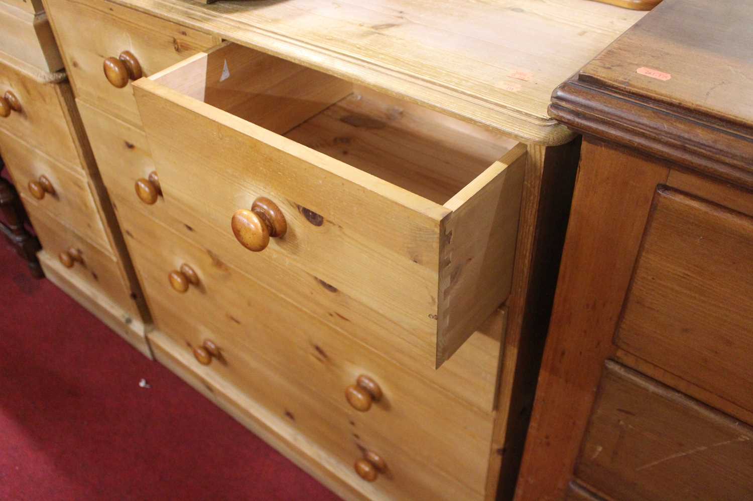 A modern pine chest of drawers, w.95cm - Image 4 of 4
