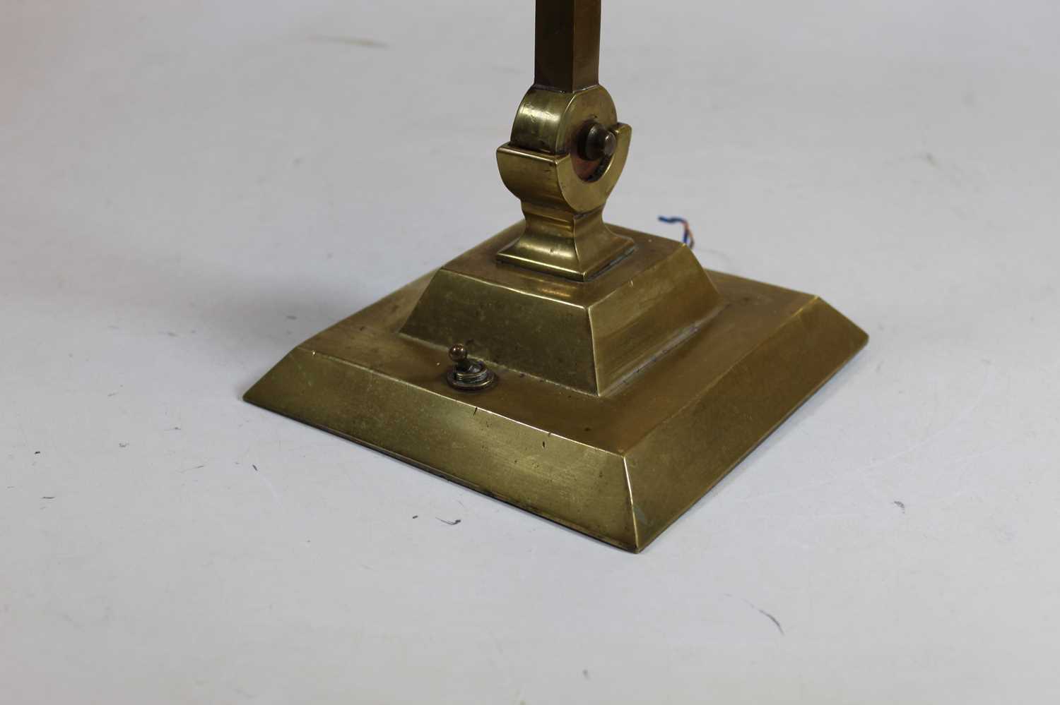 A 1930s American brass adjustable desk lamp, height 44cmCondition report: Adjusts and holds firm. - Image 6 of 6