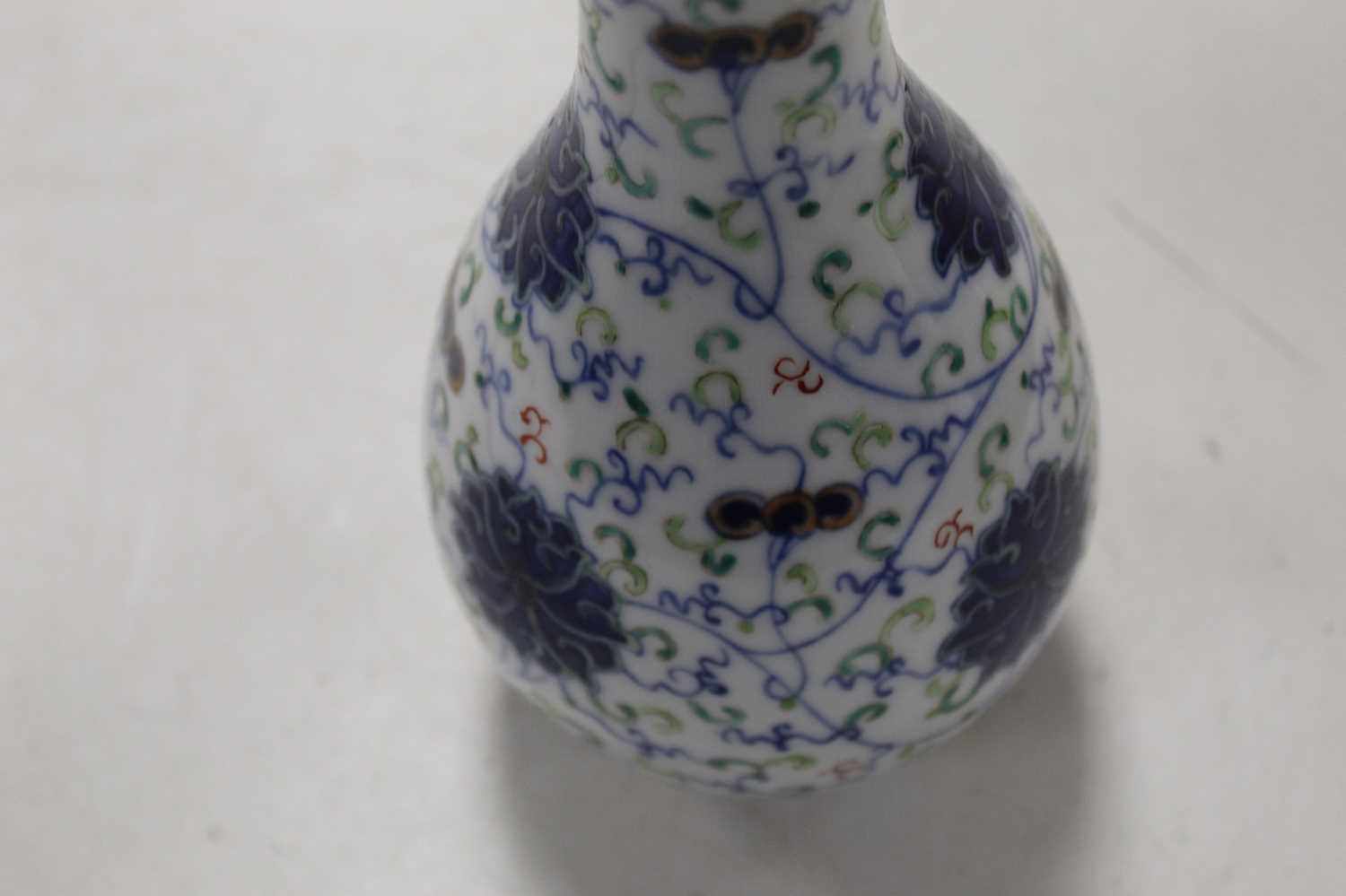 A Chinese export blue & white bottle vase of typical form decorated with mythical figures within - Image 8 of 11