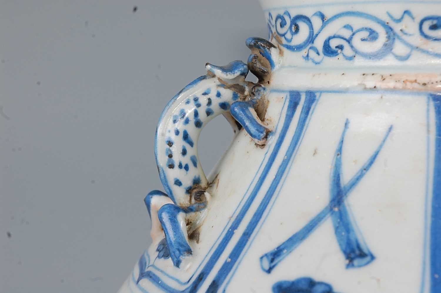 A large Chinese export blue & white vase having a flared rim to a bulbous lower body decorated - Bild 5 aus 6