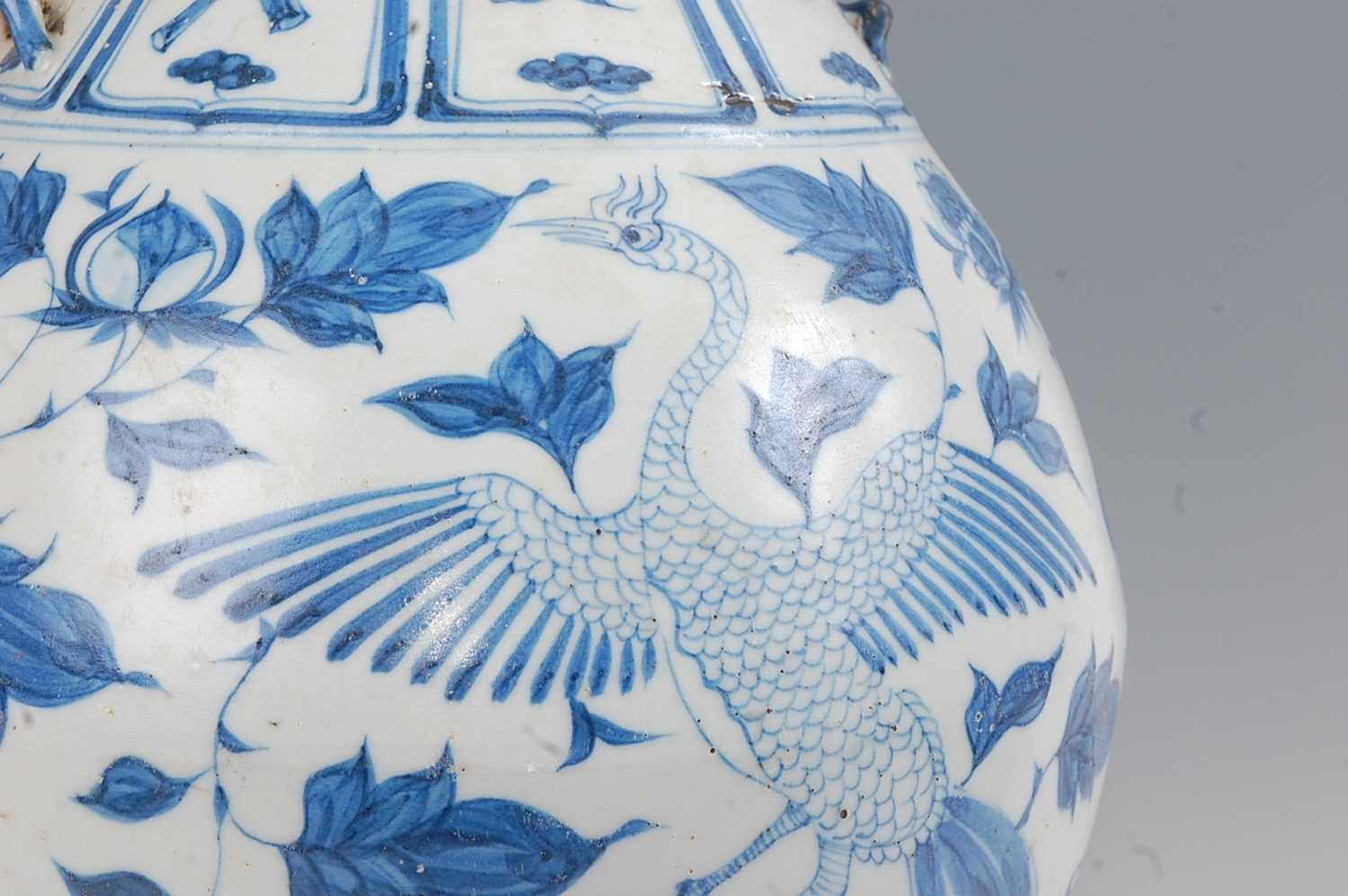 A large Chinese export blue & white vase having a flared rim to a bulbous lower body decorated - Bild 2 aus 6