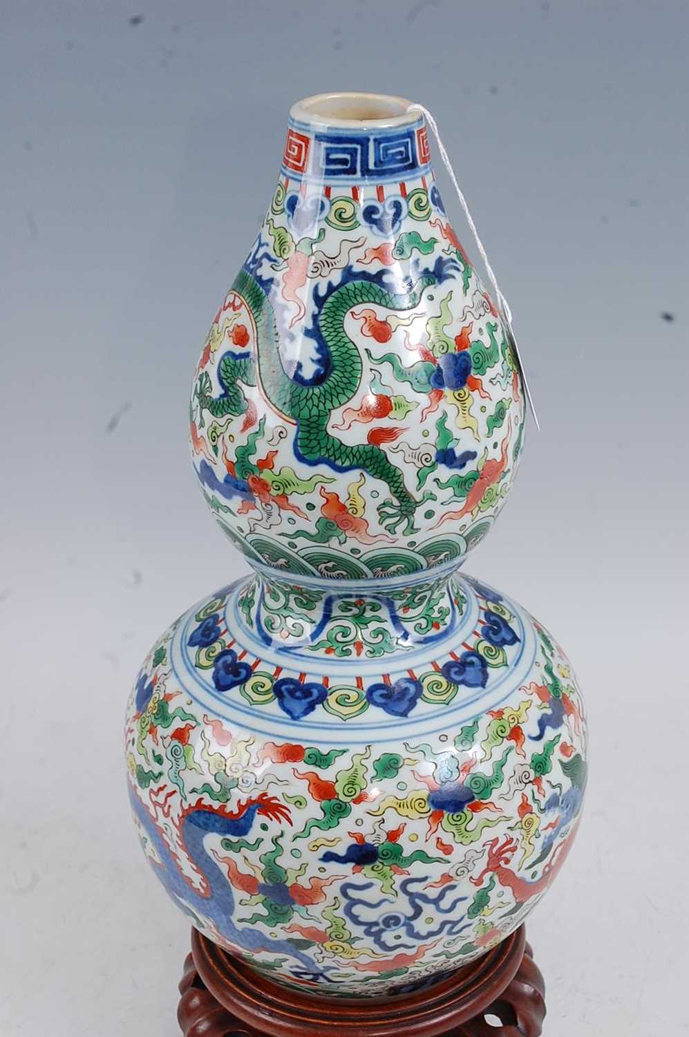 A Chinese export vase of double gourd form, enamel decorated with a Chinese five clawed dragon - Image 5 of 9