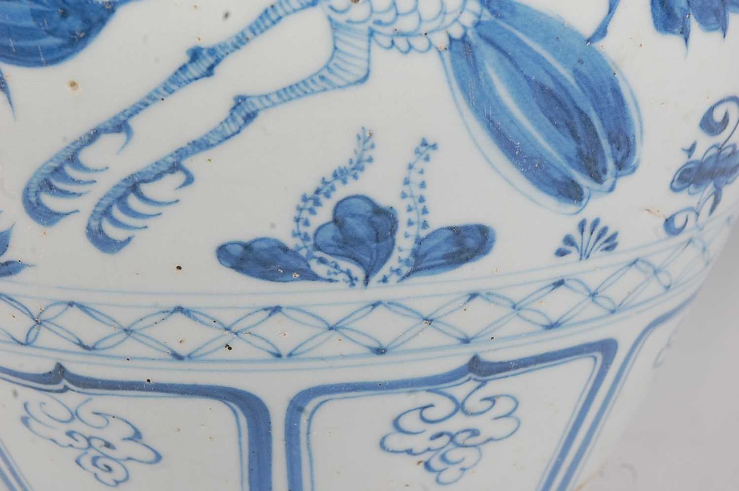A large Chinese export blue & white vase having a flared rim to a bulbous lower body decorated - Bild 3 aus 6