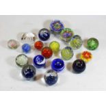 A collection of assorted modern glass paperweights (19)