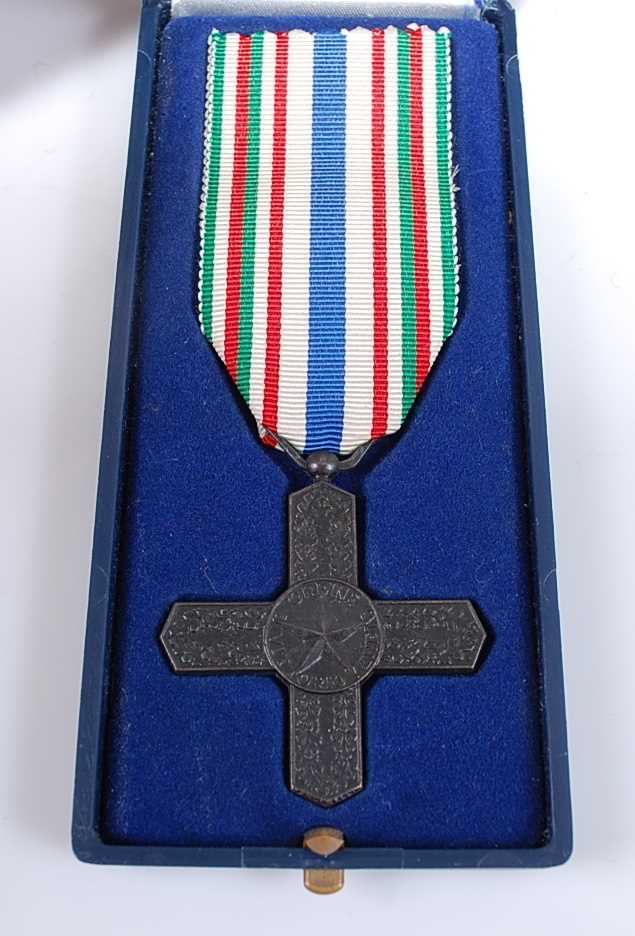 A WW I Italian medal group of four to include War Cross, War Medal with 1916,1917 and 1918 clasps, - Image 2 of 3