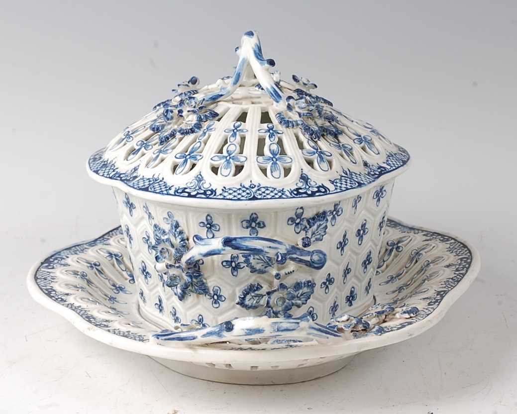 A Lowestoft porcelain chestnut basket and cover on stand, circa 1775-1885, underglaze blue decorated - Image 2 of 7