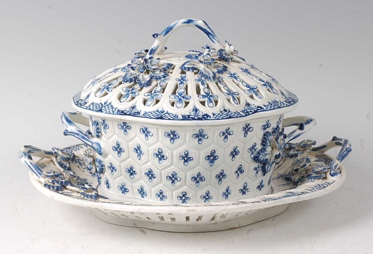 A Lowestoft porcelain chestnut basket and cover on stand, circa 1775-1885, underglaze blue decorated - Image 3 of 7