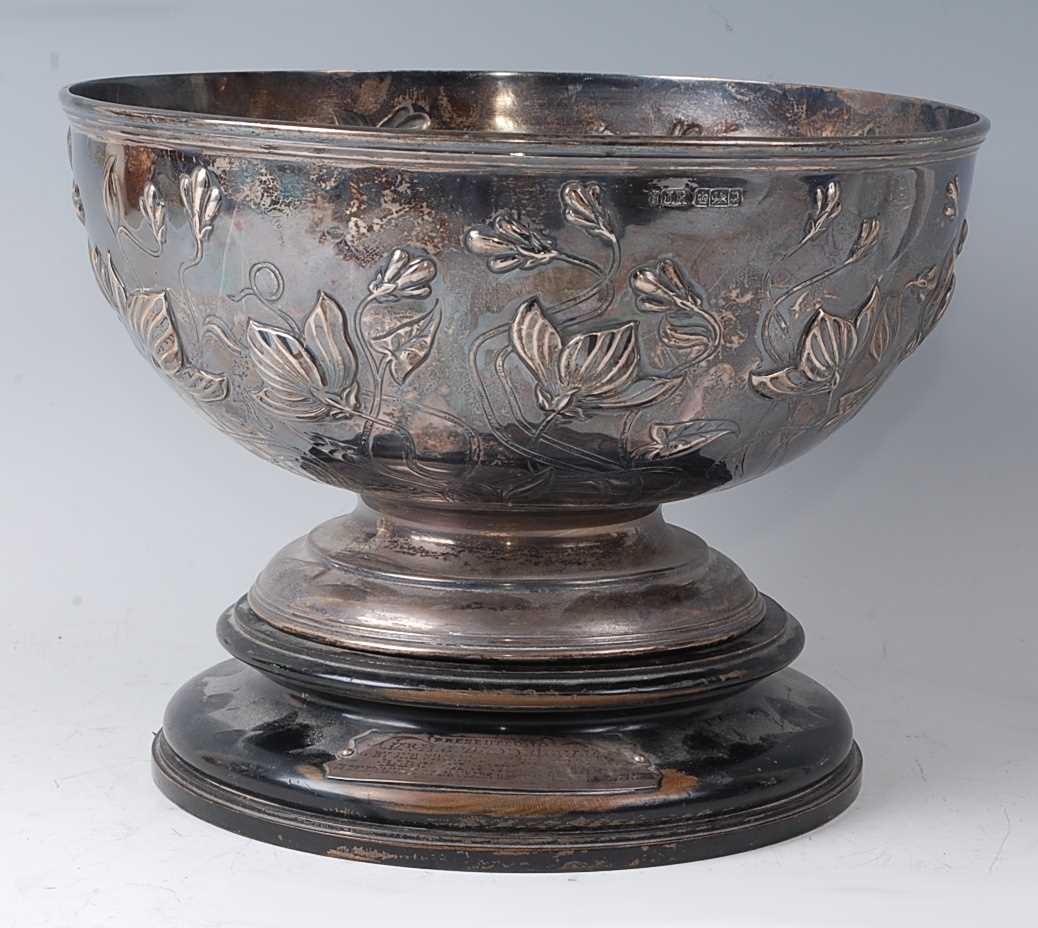 An Edwardian silver footed rose bowl, the whole chased with flowers and foliage, 29oz, maker