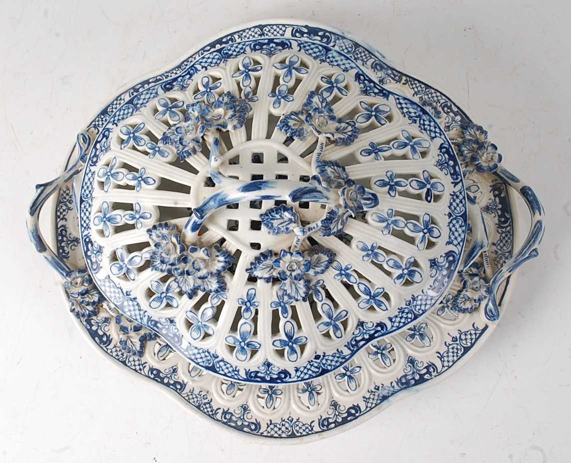 A Lowestoft porcelain chestnut basket and cover on stand, circa 1775-1885, underglaze blue decorated - Image 5 of 7