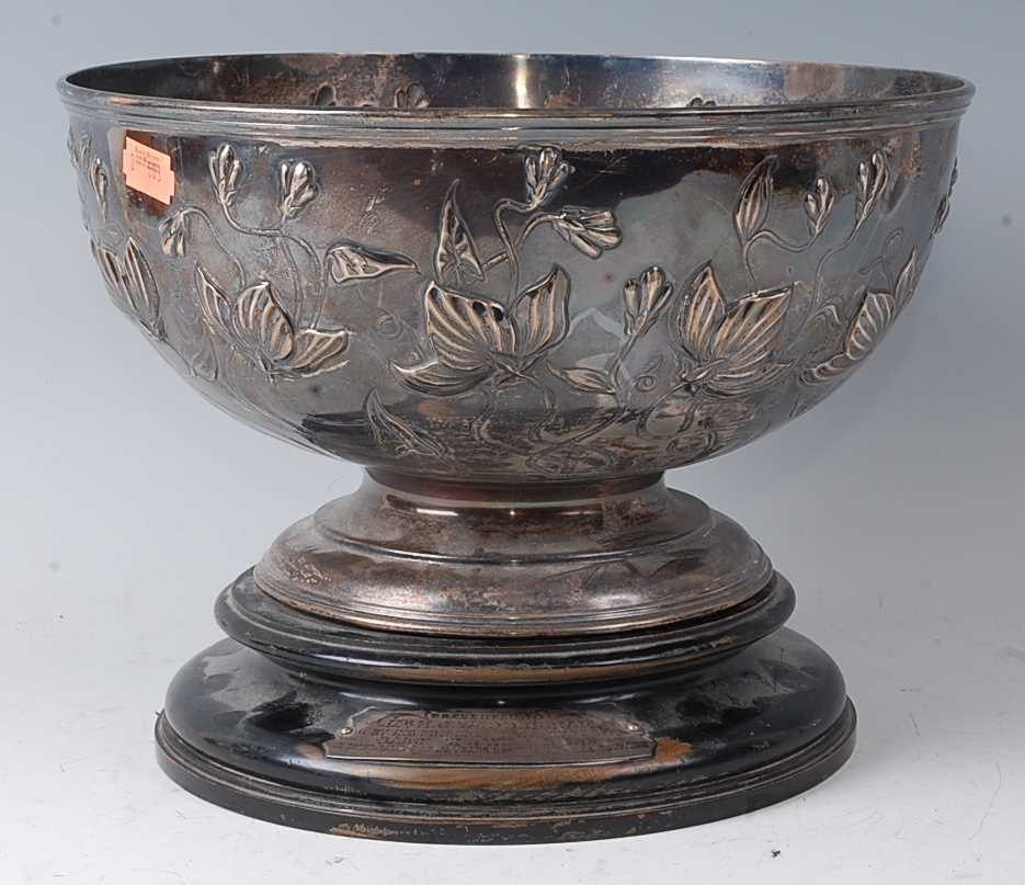 An Edwardian silver footed rose bowl, the whole chased with flowers and foliage, 29oz, maker - Image 4 of 5