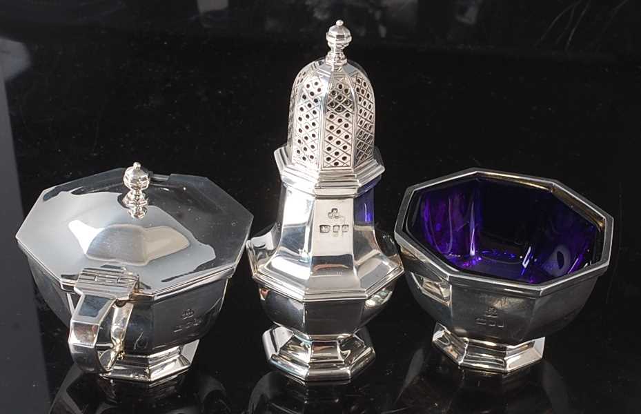 A modern silver three-piece cruet set, comprising open table salt with blue glass liner, - Image 3 of 6